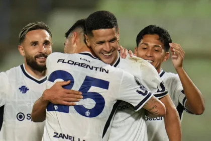 Festejo del plantel tras el triunfo de Independiente Rivadavia en la Copa Libertadores