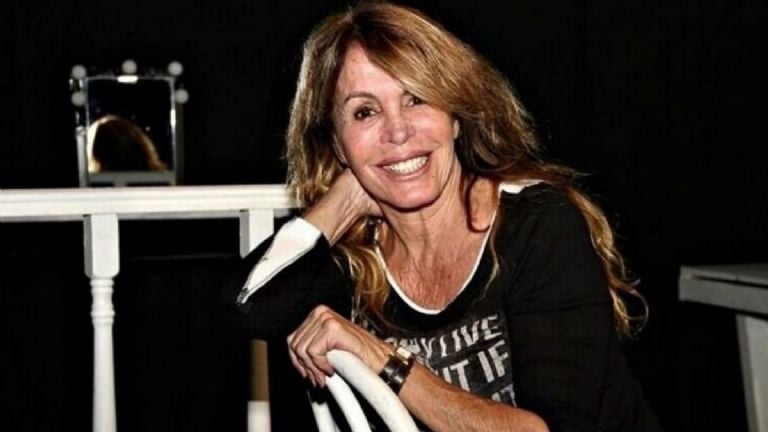 La artista Pata Villanueva sonriendo durante un evento social previo a confirmarse que Pata Villanueva fue internada en cuidados críticos.