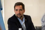 Efectivos policiales custodian los elementos secuestrados en la causa por presunta corrupción de la empresa estatal Arsat.