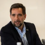 Efectivos policiales custodian los elementos secuestrados en la causa por presunta corrupción de la empresa estatal Arsat.