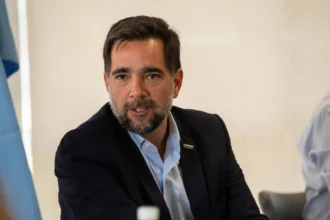 Efectivos policiales custodian los elementos secuestrados en la causa por presunta corrupción de la empresa estatal Arsat.