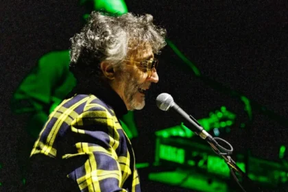 El cantante de rock nacional Fito Páez sufrió abucheos en su show conceptual en vivo