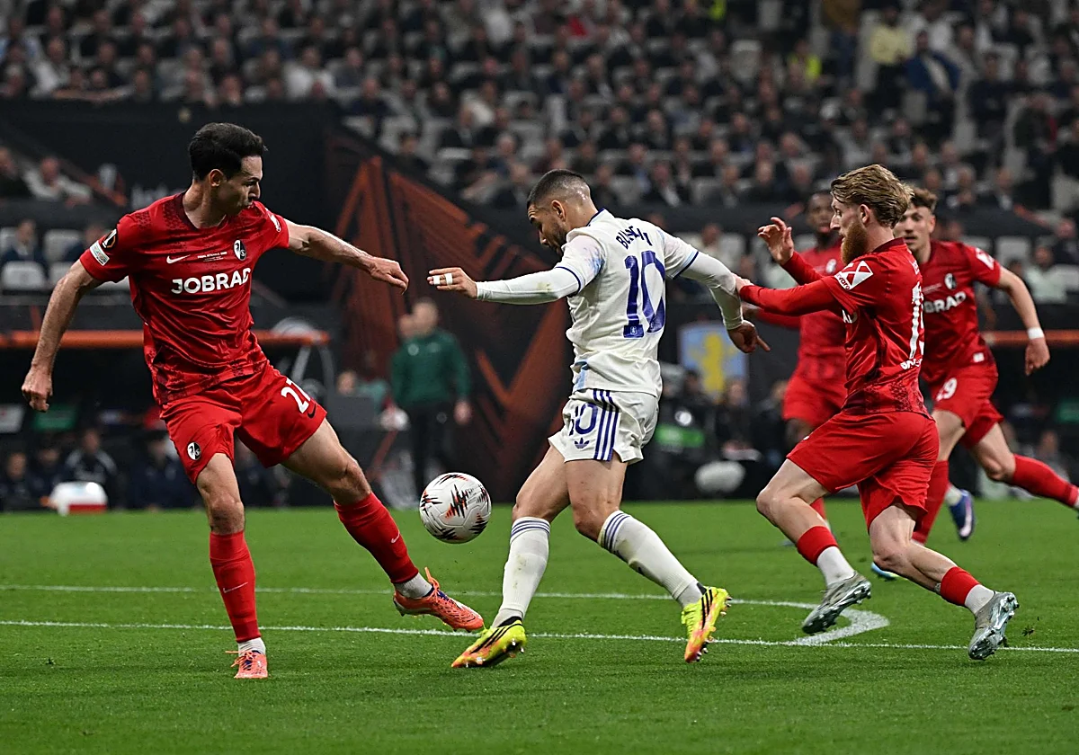 Los jugadores festejan la obtención del título tras consagrarse campeón de la Europa League en Estambul