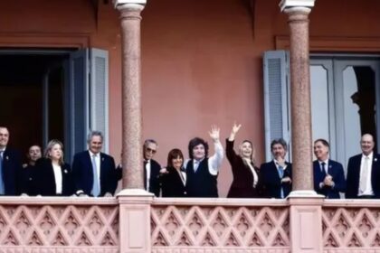 El presidente de la Nación saludando en los actos oficiales del 25 de Mayo luego de confirmarse que Javier Milei abrazó a la senadora.