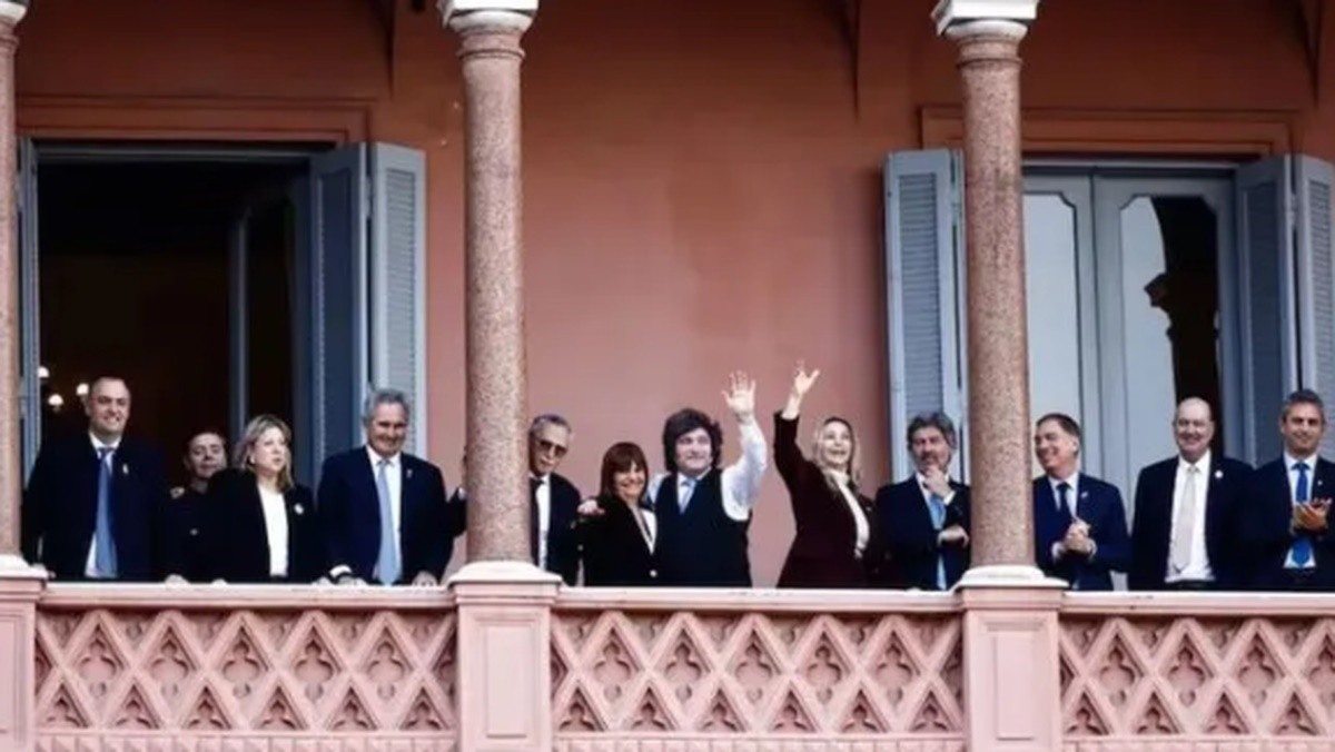 El presidente de la Nación saludando en los actos oficiales del 25 de Mayo luego de confirmarse que Javier Milei abrazó a la senadora.