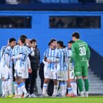 Decepción de los jugadores tras la eliminación de Racing de la Copa Sudamericana en Avellaneda