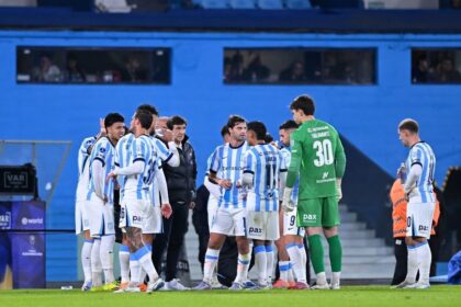 Decepción de los jugadores tras la eliminación de Racing de la Copa Sudamericana en Avellaneda