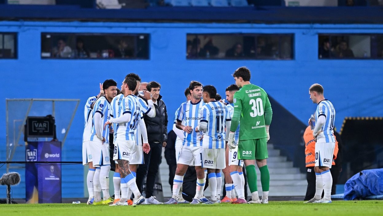 Decepción de los jugadores tras la eliminación de Racing de la Copa Sudamericana en Avellaneda