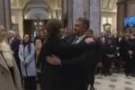 El momento exacto en el que Javier Milei se abrazó con Jorge Macri en las escalinatas de la Catedral Metropolitana.