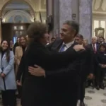 El momento exacto en el que Javier Milei se abrazó con Jorge Macri en las escalinatas de la Catedral Metropolitana.