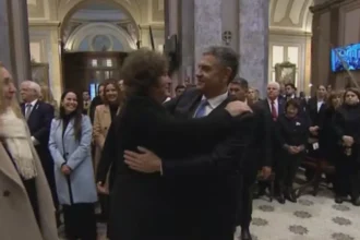 El momento exacto en el que Javier Milei se abrazó con Jorge Macri en las escalinatas de la Catedral Metropolitana.