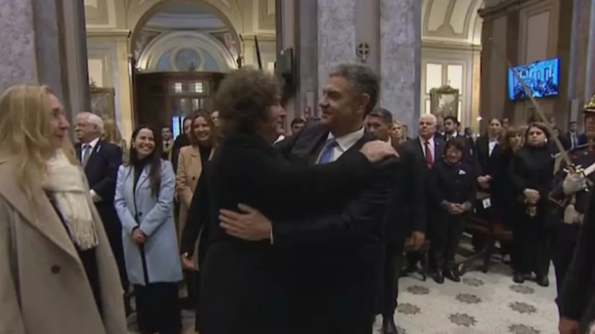 El momento exacto en el que Javier Milei se abrazó con Jorge Macri en las escalinatas de la Catedral Metropolitana.