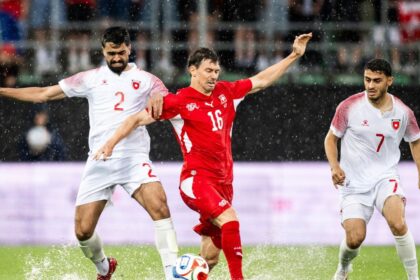 Los futbolistas de Jordania muestran preocupación durante el partido amistoso internacional contra Suiza