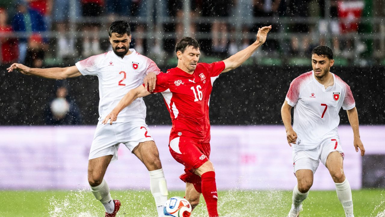 Los futbolistas de Jordania muestran preocupación durante el partido amistoso internacional contra Suiza