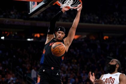 Los jugadores celebran luego de que New York Knicks ganaron y quedaron a tiro de la final