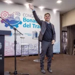 El gobernador Axel Kicillof expone frente a sindicalistas sobre el rumbo económico de la Casa Rosada en Mar del Plata.