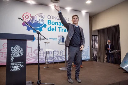 El gobernador Axel Kicillof expone frente a sindicalistas sobre el rumbo económico de la Casa Rosada en Mar del Plata.