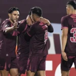 El mediocampista Agustín Medina celebra el gol que le dio la clasificación en la Sudamericana a Lanús frente a Mirassol