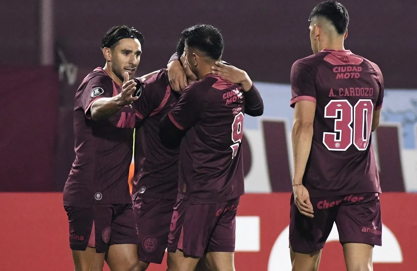 El mediocampista Agustín Medina celebra el gol que le dio la clasificación en la Sudamericana a Lanús frente a Mirassol