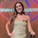 La exparticipante abandonando las instalaciones del estudio televisivo luego de confirmarse que Lola Tomaszeuski fue expulsada del certamen.