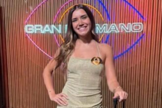 La exparticipante abandonando las instalaciones del estudio televisivo luego de confirmarse que Lola Tomaszeuski fue expulsada del certamen.