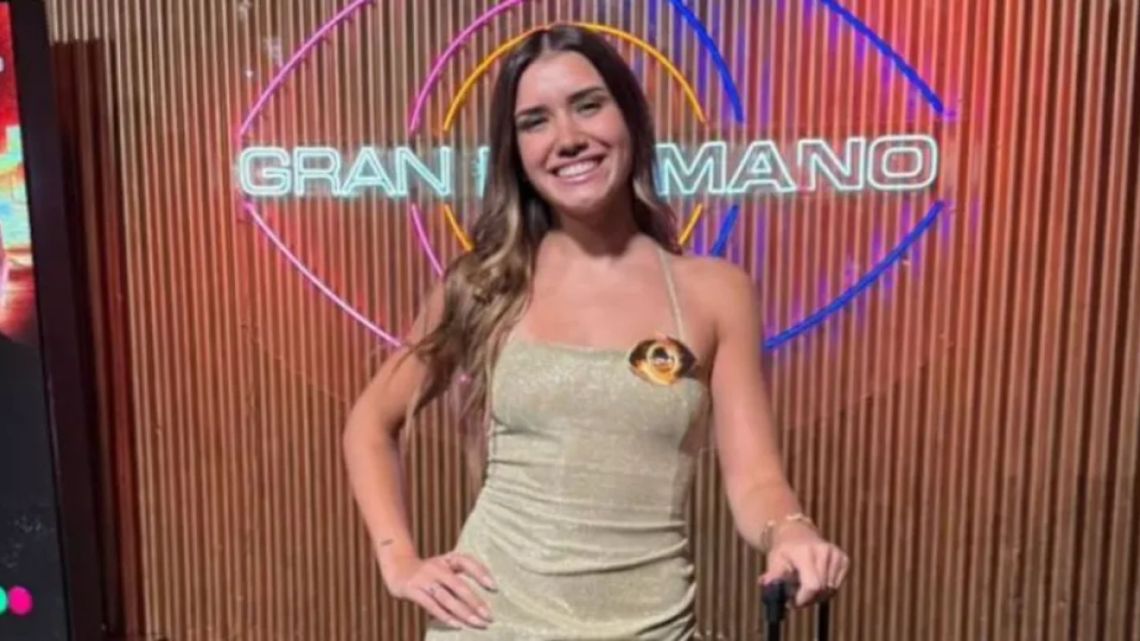 La exparticipante abandonando las instalaciones del estudio televisivo luego de confirmarse que Lola Tomaszeuski fue expulsada del certamen.
