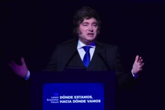 El presidente Javier Milei expone ante empresarios reunidos en un panel financiero internacional