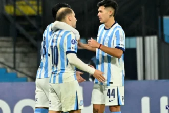 Los jugadores albicelestes festejando un gol frente a Independiente Petrolero en Avellaneda por la Copa Sudamericana en el Cilindro.