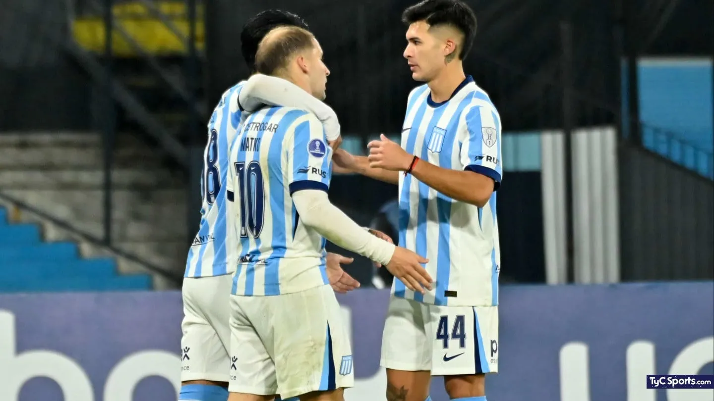 Los jugadores albicelestes festejando un gol frente a Independiente Petrolero en Avellaneda por la Copa Sudamericana en el Cilindro.