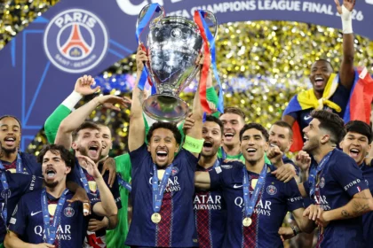 Jugadores del PSG festejando luego de coronarse bicampeón de la Champions League en la tanda de penales