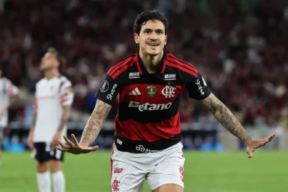 Los futbolistas del Pincha se retiran del Maracan谩 luego del partido donde el club complic贸 su clasificaci贸n a octavos de final