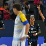 Los futbolistas disputando el balón en el duelo ante Independiente del Valle por la Fase de Grupos de la Libertadores en Ecuador.