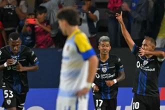 Los futbolistas disputando el balón en el duelo ante Independiente del Valle por la Fase de Grupos de la Libertadores en Ecuador.