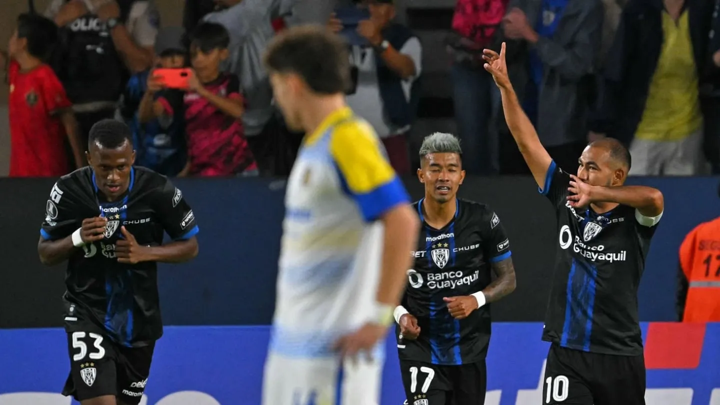 Los futbolistas disputando el balón en el duelo ante Independiente del Valle por la Fase de Grupos de la Libertadores en Ecuador.