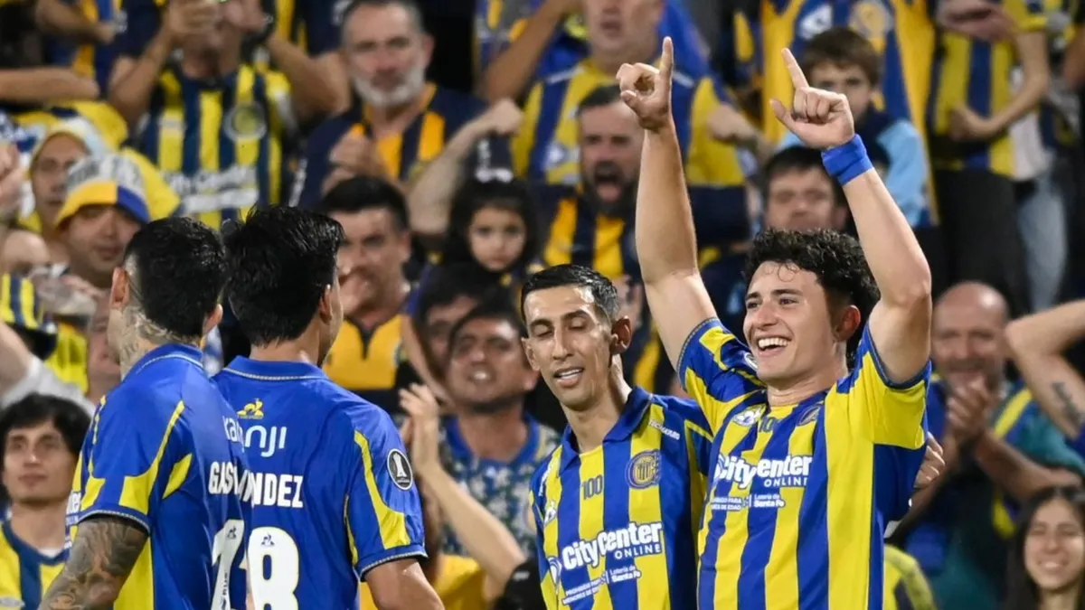 Festejo de los jugadores tras la victoria de Rosario Central frente a Libertad en el Gigante de Arroyito