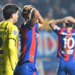 Los futbolistas de San Lorenzo se retiran cabizbajos tras quedar eliminado de la Copa Sudamericana en el estadio Pedro Bidegain