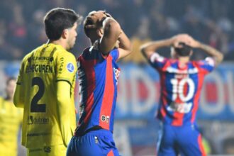 Los futbolistas de San Lorenzo se retiran cabizbajos tras quedar eliminado de la Copa Sudamericana en el estadio Pedro Bidegain