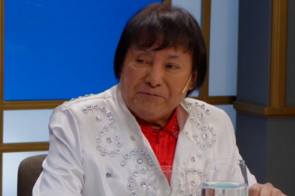 Ricky Maravilla emocionado durante la emisión de La noche de Mirtha en los estudios de televisión