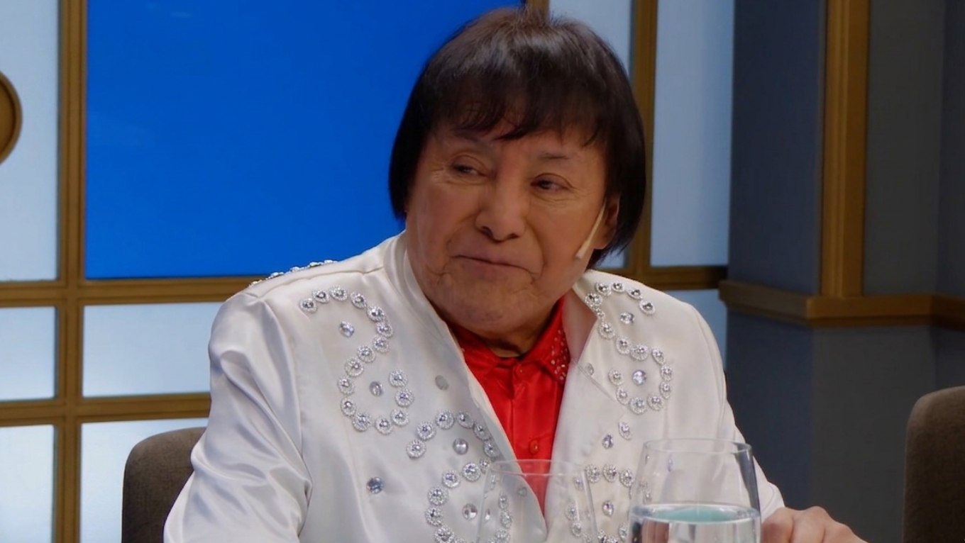 Ricky Maravilla emocionado durante la emisión de La noche de Mirtha en los estudios de televisión