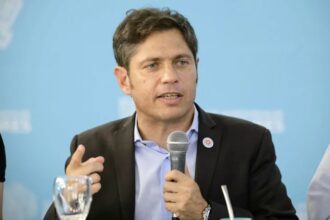 El gobernador Axel Kicillof se pronuncia en un acto público donde sostuvo que la ex presidenta sufre una detención injusta.