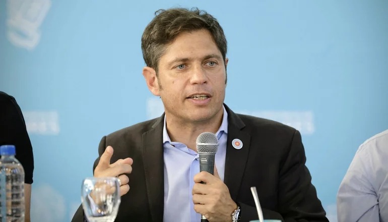 El gobernador Axel Kicillof se pronuncia en un acto público donde sostuvo que la ex presidenta sufre una detención injusta.