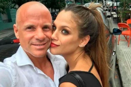 Estudio de televisión donde se analiza la polémica entre Barby Vélez y las repercusiones familiares
