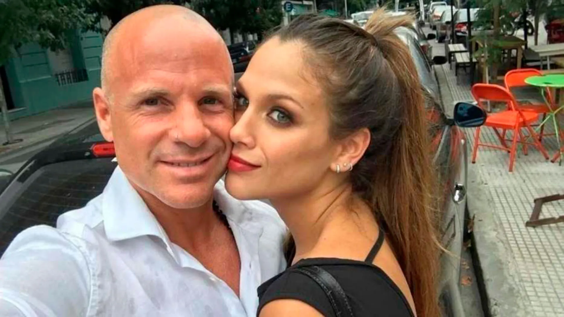 Estudio de televisión donde se analiza la polémica entre Barby Vélez y las repercusiones familiares