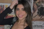 Camila Mayan habla en un móvil de televisión donde lanzó picantes indirectas al entorno de las parejas de los futbolistas