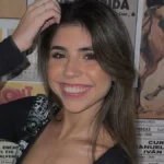 Camila Mayan habla en un móvil de televisión donde lanzó picantes indirectas al entorno de las parejas de los futbolistas
