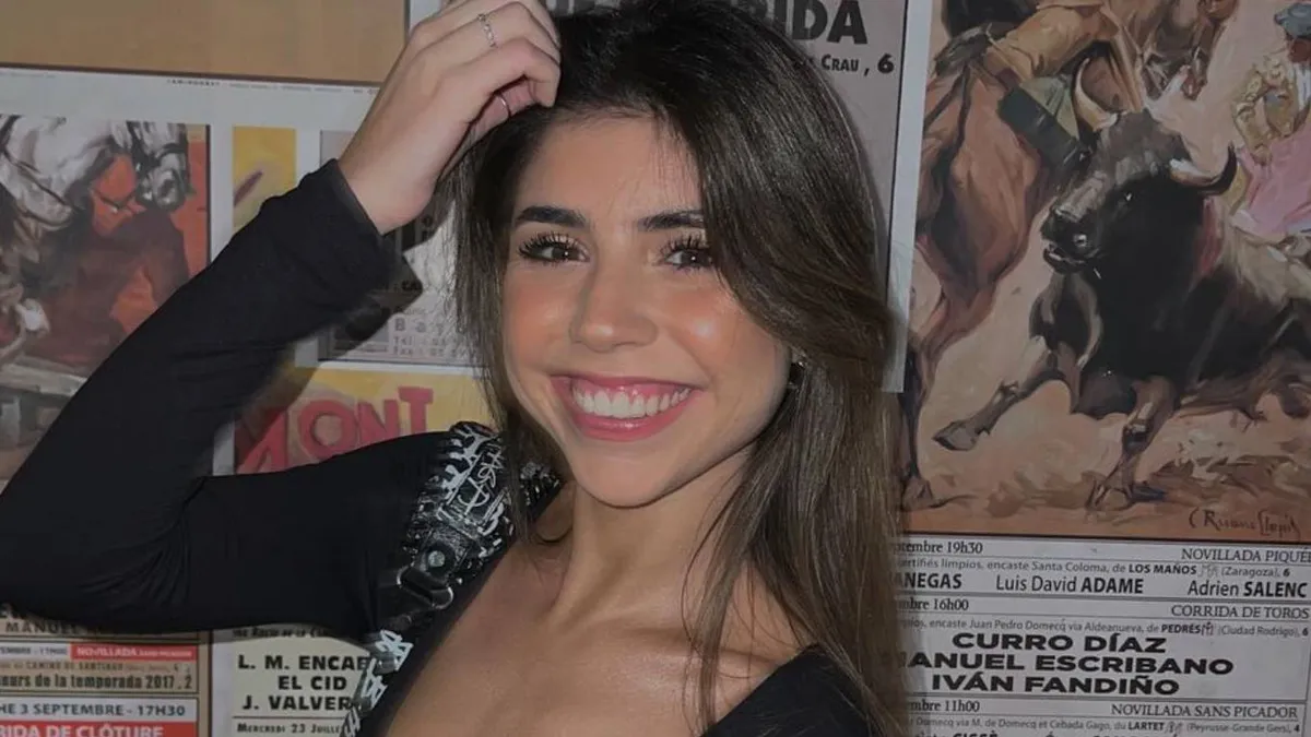 Camila Mayan habla en un móvil de televisión donde lanzó picantes indirectas al entorno de las parejas de los futbolistas