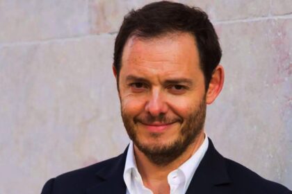 El exfuncionario Demian Reidel analizando las denuncias por tarjetas corporativas frente a las críticas de la gestión de Axel Kicillof en Buenos Aires.