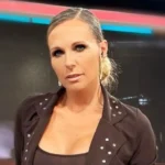 Denise Dumas gesticulando con emoción al relatar la historia de Denise Dumas en el programa de Mirtha Legrand