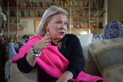 Elisa Carrió advierte sobre los riesgos que presenta la desregulación de la inteligencia artificial en Argentina.