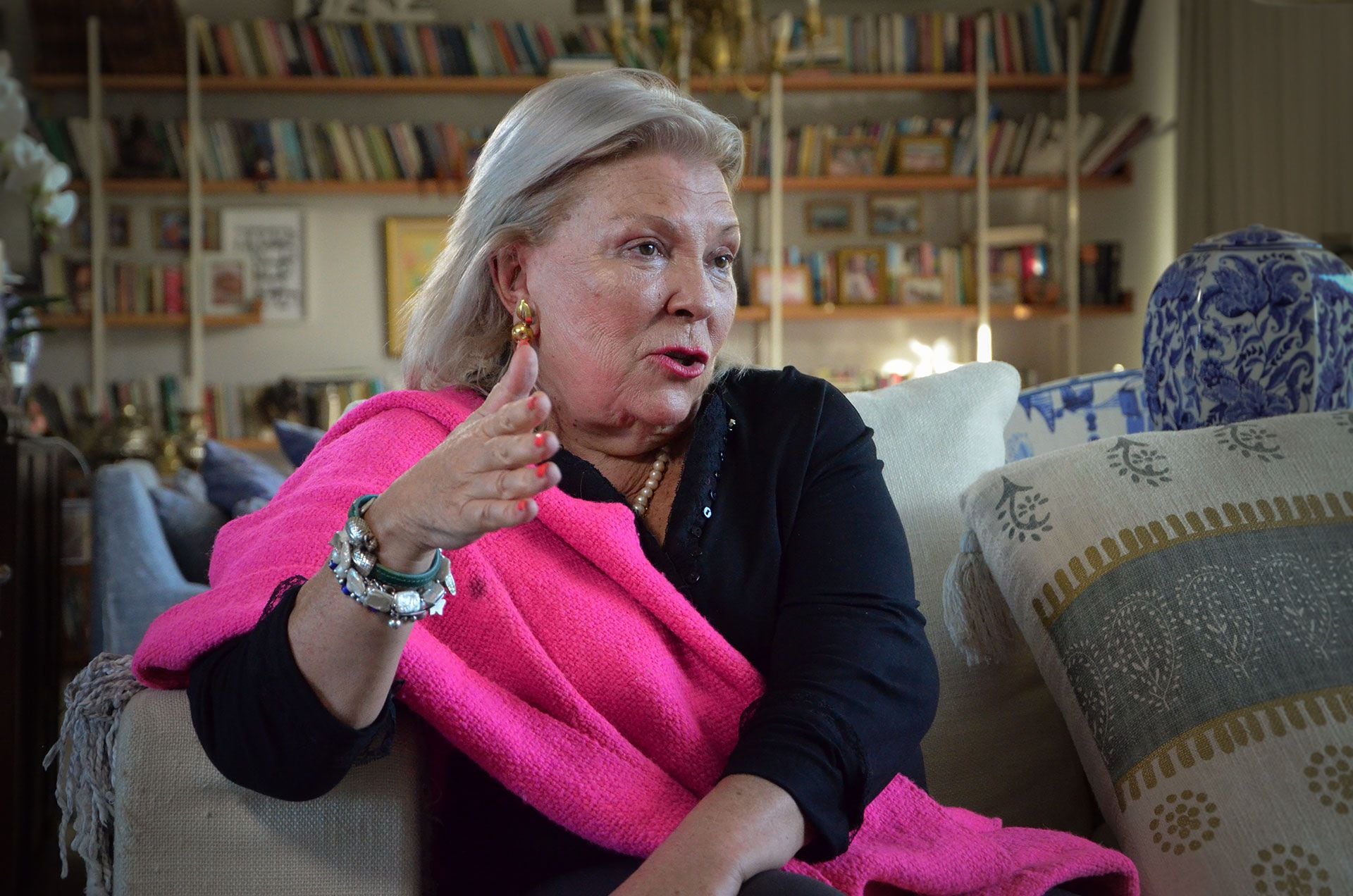 Elisa Carrió advierte sobre los riesgos que presenta la desregulación de la inteligencia artificial en Argentina.